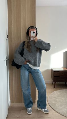 #winteroutfit #matildadjerf #stockholmstyle #adidassamba #cleangirl #nycgirl #autumnfits #skandinavianfashion #autumfashion #autumnoutfits #autumnoutfits2023 #streetstyle #fallfits #herbstoutfitdamen #fallfashion2023 #uggs #uggsoutfit #comfyfallfits #modaautunnale #fallfashion #fashiontrends Looks Adidas, Looks Pinterest, Skandinavian Fashion, Uni Outfits, Cold Outfits, Outfit Jeans, School Looks, Looks Street Style, Stockholm Fashion