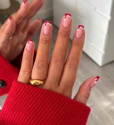 Short Nails Inspo Christmas, Gel Nails Ideas Christmas Simple, Cute Xmas Nails Simple, Short Nails For Teens, Christmas Nails For Teens, Christmas Beach Nails, Simple Christmas Acrylic Nails, Xmas Nails Simple, Pink Xmas Nails