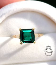 Anello di fidanzamento vintage con smeraldo taglio principessa, anello a grappolo in oro giallo, anello con zaffiro bianco taglio baguette, anniversario, promessa di anello nuziale

 È il regalo perfetto per l'anniversario, il regalo di nozze, il regalo per la festa della mamma, il regalo di compleanno, il regalo di festa o semplicemente per dire il regalo Ti amo!!

 ~Dettagli anello~

 Metallo: oro giallo 14k

 Taglia-6.5 (può essere ridimensionato: argento per $ 35, oro per $ 50 per ridimensionare, chiedere il prezzo per aumentare le dimensioni. **Si prega di richiedere un elenco personalizzato prima dell'acquisto. Il ridimensionamento può richiedere circa una settimana)

 ~Gemma centrale~

 Tipo Smeraldo (coltivato in laboratorio, stesse proprietà del naturale)

 Peso: 3,5-4 ct (circa) Asscher Cut Emerald Ring For Wedding, Asscher Cut Emerald Wedding Ring, Luxury Square Cut Promise Ring, Baguette Cut Emerald Promise Ring With Accent Stones, 14k Gold Emerald Cut Emerald Ring For Wedding, Princess Cut Emerald Promise Ring With Diamond Cut, Wedding Emerald Ring With Accent Stones And Radiant Cut, Anniversary Radiant Cut Emerald Ring, Elegant Princess Cut Emerald Promise Ring