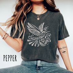 *Images are an accurate depiction of what you'll receive upon purchase. 🌷Introducing our new Comfort Colors Engraved Hummingbird Tee, part of our new Spring Collection.   This cottage-core inspired nature shirt is the perfect gift for nature lovers, bird watchers, gardeners, or anybody who loves the outdoors.  Embrace the charm of Mother Nature, spruce up your spring wardrobe and check out the rest of our spring collection to discover more!   This Comfort Colors medium-weight t-shirt is made fr Bird Tshirt Design, Casual Printed T-shirt For Gift, Printed Relaxed Fit Tops As Gifts, Relaxed Fit Printed Tops As Gifts, Printed Relaxed Fit Tops For Gifts, Printed Tops With Relaxed Fit As Gift, Printed Crew Neck Top As Gift, Printed Crew Neck Tops For Gifts, Relaxed Fit Screen Print Top As Gift