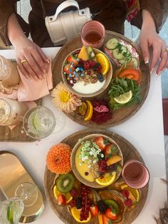 Brunch girly aesthetic with yoghurt, fruit, vegan pancakes, honey, avocado toast and pink hummus toast with hands and pretty nails Pink Hummus, Honey Avocado, Hummus Toast, Engagement Brunch, Girl Breakfast, Brunch Aesthetic, Fruit Pancakes