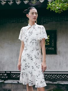 -Tejido de acetato

 -Cómodo y transpirable

 -Estilo cheongsam

 El nuevo vestido cheongsam con estampado de tinta exclusivo de estilo chino es una fusión de elementos tradicionales y contemporáneos. El vestido presenta un diseño único de mangas acampanadas grandes, que agrega una sensación de dinamismo y vivacidad a la prenda. La cintura está confeccionada para crear un dobladillo de cola de pez, que fluye con gracia y elegancia, mostrando un comportamiento amable y elegante. El diseño de cuello alzado de estilo chino realza la curvatura del cuello, añadiendo un toque de sofisticación. 

Vestido estilo cheongsam con mangas con volantes y estampado floral Ink
Mercancía No: 1B5R4K03A

• Tipo de ajuste: Ajuste
• Elástico: No elástico
• Espesor: Moderado
MATERIALES Y CUIDADO
Exterior: 57% Elegant Floral Print Cheongsam With Stand Collar, Spring Formal Cheongsam With Stand Collar, Elegant Summer Dress For Tea Ceremony, Summer Formal Cheongsam With Stand Collar, Bell Sleeve Design, Acetate Fabric, Contemporary Elements, Semi Annual Sale, Cheongsam Dress