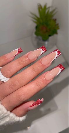 Graduation Nails Acrylic Red And White, Cute Christmas Themed Nails, Red And White Xmas Nails, Red White Nails Christmas, Red Winter Acrylic Nails, Red White Nails Acrylic, Red And White Christmas Nails Simple, Pink Red And White Christmas Nails