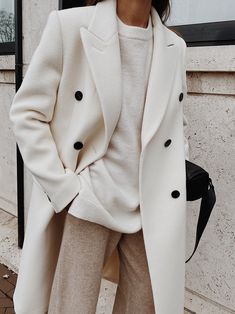 Goals 2023, White Wool Coat, Street Mode, Stile Casual Chic, Minimalist Moda, Fall Fashion Coats, Neutral Outfits, Chinti And Parker, Winter Styles