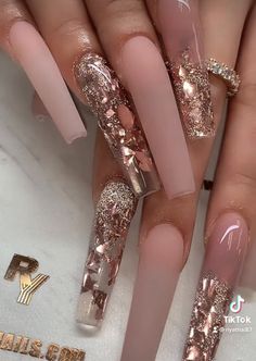 Glittery Ombre Acrylic Nails, Burgundy And Rose Gold Nails, Rosegold Nailart, Coral And Gold Nails, Junk Nail Designs, Rose Gold Nails Acrylic, Glitter Gel Nail Designs, Rose Gold Nails Design