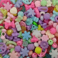 there are many different colored beads in this pile