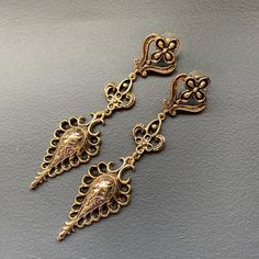 MASSIVE ~ Well made ~ Vintage Victorian Renaissance revival ~ Gold plated ~ Dangle/drop Earrings for pierced ears ~ Beautiful details Unsigned .. looks designer piece probably unsigned Goldette Dates ~ late 20th century . Material : gold plated Metal . Measurements: 3 3/4 inches in total drop length x 7/8 inches max width . Condition: Good vintage condition with very less surface wear ~ probably earrings screw-backs are replaced . Please Note ~ As vintage items are previously loved /used please Bali Silver, Vintage Victorian, Earrings Statement, Sterling Silver Hoops, Screw Back Earrings, Vintage Costume Jewelry, Pierced Ears, Vintage Costumes, Silver Hoop Earrings