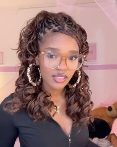 color t4/30 dream hair french curl braids 90s Inspired Braids, Zendaya With Braids, French Curl Braids Style Ideas, French Girl Braids, Hairstyles With French Curl Braids, Short Brown Braids With Curls, Boho French Curl Bob, French Curls Braids Mid Back, Braids For Black Women With Bangs