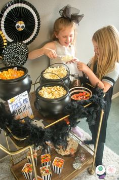 Halloween Popcorn Bar, Popcorn Hands, Movie Night Halloween, Halloween Movie Night Party, Halloween Party Activities, Halloween Popcorn, Halloween Movie Night, Last Minute Halloween