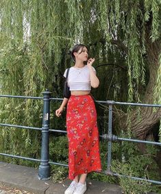 Floral Pink Skirt Outfit, Poses For Long Skirt, Poses With Long Skirts, Tan Long Skirt Outfit, Pose With Long Skirt, Poses In Long Skirt, Long Skirt Poses Photo Ideas, Long Skirt Poses, Long Skirt Fits