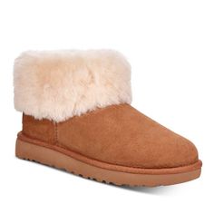 Uggs Super Cute Mini Puffs. Size 5. Ugh Mini, Short Ugg Boots Outfit, Ugg Mini Fluff, Ugg Boots Outfit Winter, Ugg Boots Outfit, Girls Ugg Boots, Winter Boots Outfits, Black Boots Outfit, Ugg Boots Short