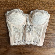 The Sweetest And Most Delicate Vintage Bustier Bra, In The Palest Shade Of Blush Pink. Beautifully Detailed Lace At The Front, Complete With A Little Ribbon Between The Cups. Original Removable Padding, Strapless And “Backless” For A Barely-There Look. Elastic Band Is Stretchy, Feels Strong Enough For Gentle Wear And Does Not Crackle. Two Rows Of Adjustable Hooks And Eyes. 1950’s Mid Century Era, “Fleur De Lace By Smoothie” Tagged A Size 34a Approximate Measurements, Taken Laid Flat And Unstretc Aliyah Core, Vintage Bustier, Core Outfits, Lace Coquette, T Shirt Sewing Pattern, Shirt Sewing, Elegant Lingerie, Retro Pinup, Pink Corset