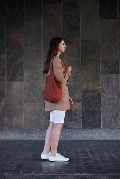 A minimalist rusty linen bucket bag. You can choose other colors and quantities in the drop down menu when purchasing.The Quiet Objects bucket bag is a minimalist piece that is suitable for so many things. Made from linen it is a medium size bag for packing groceries, packing your most needed beach accessories or any day items when strolling in the city. It is a minimal piece with a single 32cm strap in the middle, just the right size for convenient shoulder carrying. The inside is natural cotto Minimalist Tote Bag, Minimalist Shopping, Minimalist Tote, Minimalist Photos, Market Bags, Minimalist Bag, Reusable Shopping Bags, Linen Bag, Beach Accessories