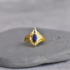 ✦ Give your wardrobe a regal upgrade with this stunning Lapis Lazuli Ring!  Handcrafted from gorgeous genuine lapis lazuli gems, the ring will have you turning heads. Nothing short of elegant, this natural piece is sure to bring out the queen in any woman, no matter the occasion. Not only is the design exquisite but it boasts high quality stones that are carefully selected and sparkly so you can strut your stuff with confidence.  With its timeless beauty and undeniable grandeur, it's a must-have Lapus Lazuli Engagement Ring, Lapis Lazuli Wedding Ring, Carved Lapis Ring, Lapiz Lazuli Ring, Coil Vessel, Scarab Ring, Dragon Oc, K Ring, Lapis Jewelry