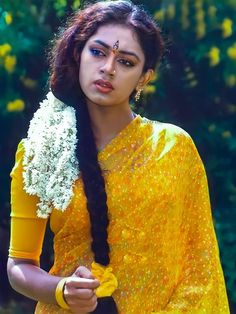 Simple Bride, Cute Couple Images, Indian Actress Hot Pics, Indian Hairstyles, Half Saree, Indian Beauty Saree, Desi Beauty, Beautiful Outfits