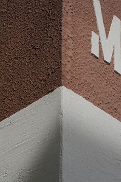 Natural clay finishes for the MATTEOBRIONI stand at CERSAIE 2023 in Bologna. Fine- and coarse-grained clay finishing plasters applied to panels. Design by Studio irvine. Photography Lorenzo Carmassi Clay Plaster Walls, Clay Architecture, Clay Floor, Clay Walls, Clay Building, Earth Clay, Panels Design, Natural Architecture, Wabi Sabi Design