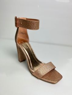 Get ready to go out with these rose gold heels, platform sole featuring a high block heel. Rose gold color Peep toe Platform sole High block heel High heels: "3.5" Gold Chunky Heels, Royal Closet, Rose Gold Heels, Heels Platform, Best Shoes, Gold Heels, Rose Gold Color, Chunky Heel, Ankle Strap Sandals