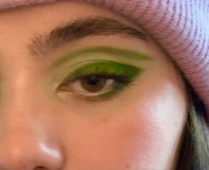 Earthy Makeup Aesthetic, Graphic Eye Shadow, Earthy Eye Makeup, Cool Eye Looks, Green Shadow Makeup, Green Eye Shadow Looks, Makeup Looks Eye Shadow, Green Eye Makeup Looks, Earthy Makeup Looks