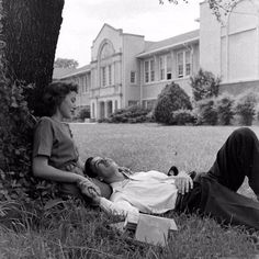 That Thing Called Love â 35 Romantic Photos of Couples From Between the 1930s and 1950s Couples Vintage, Fotografi Vintage, Romantic Photos, Foto Poses, Photo Couple