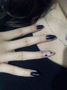 Nails In Navy Blue, Navy Prom Accessories, Blue Nails Not Acrylic, Almond Nails Designs Navy Blue, Simple Nails With Stars, Navy Blue And Stars Nails, Dark Blue Almond Nails Short, Christmas Stars Nails, Aesthetic Navy Blue Nails