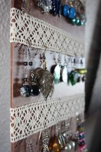 there are many earrings hanging on the wall