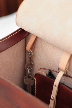 Leather Workshop, Sewing Leather, Leather Projects, Leather Gifts, Leather Bags Handmade, Leather Briefcase, Leather Diy