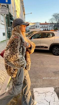 Estilo Vanessa Hudgens, Stile Kylie Jenner, Leopard Print Coat, Coat Outfit, Outfit Jeans, Looks Street Style, Print Coat, Winter Fits