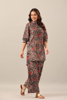 Stylish Kurtis Design, Simple Kurta Designs, Beautiful Casual Dresses, Women In India, Dress Design Patterns, Night Dress For Women, Simple Pakistani Dresses, Stylish Party Dresses