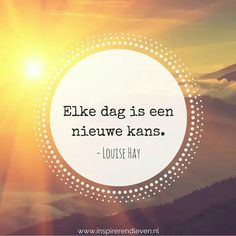 the sun is shining over mountains with a quote on it that reads, elke dag is een newe kens