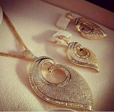 Set Design Ideas, Quinceanera Jewelry, Wedding Jewelry Sets Bridal Jewellery, Bridal Necklace Designs, Gold Jhumka Earrings, Diamond Pendant Sets, Gold Mangalsutra Designs