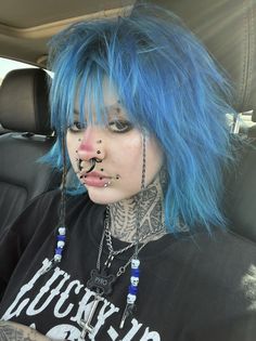 Halo Ring Hair Dye, Half Blue Half White Hair, Straight Alt Hairstyles, Funky Updos For Short Hair, Hairdye Inspo Alt, Blue Hair Wolf Cut, Black Hair White Bangs, Emo Hair Dye Ideas, Blonde Alt Hair