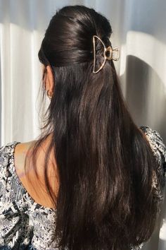 How To Wear Hair Clips, Media Cola, Claw Clip Hairstyles, Long Bridal Hair, Clip Hairstyles, Greasy Hair Hairstyles, Natural Hair Styles Easy, Half Up Half Down Hair