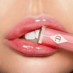 Hall-Of-Fame-model Chanel Lip Gloss, Charlotte Tilbury Lip, Chanel Lip, Tinted Eyebrow Gel, Natural Lip Gloss, Hot Pink Lips, Natural Makeup Look, Kohl Eyeliner, Glossier Pink