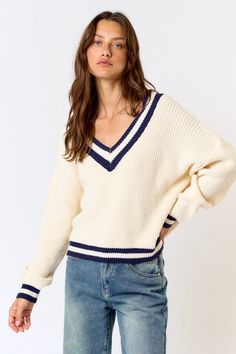 Ring in cooler weather with The Varsity Sweater Top. Paired with jeans, or draped over the shoulders, this sweater is the perfect transitional piece for the fall. Varsity Sweater Outfit, Varsity Sweater, Sweater Outfit, Style Steal, Weekend Style, Wardrobe Basics, Sweater Design, Cropped Sweater, Boyfriend Jeans