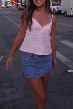 What To Wear With A Pink Top, Cute Skirt And Top Outfits, Cool Summer Outfits Women, Summer Tops 2024, 90s Fashion Girly, Pink Tops Outfit, Pink Summer Fits, Summer Outfits Inspo 2024, Summer Fits 2024