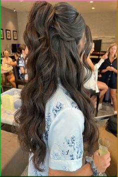 9 Easy Post-Swimming Hairstyles for Wet Strands | Brit + Co Hairstyles Effortless, Beachy Hairstyles, Rambut Brunette, Effortless Waves, Beauty Hair Color, Quince Hairstyles With Crown, Beachy Hair, Simple Prom Hair, Ball Hairstyles