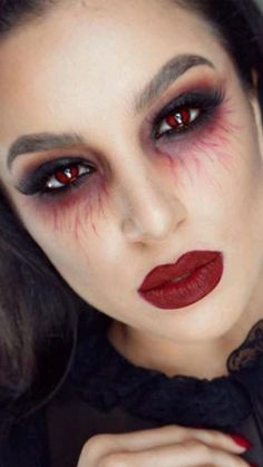 Vampire Eyeshadow, Vampire Makeup Ideas, Pretty Halloween Makeup, Halloween Make-up Looks, Vampire Makeup, Halloween Makeup Ideas, Halloween Makeup Pretty, Creepy Halloween Decorations, Pretty Halloween