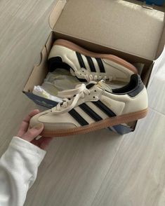 Adidas Samba Colorways, Adidas Samba Women, Samba Adidas Outfit, Samba Outfit Ideas, Adidas Samba Outfits, Sambas Adidas, Adidas Samba White, Samba Outfits, Samba Adidas