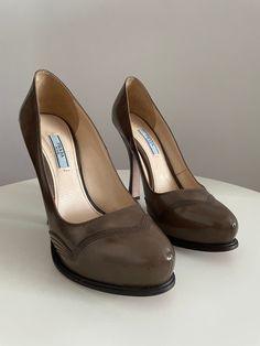 "Vintage late 90s early 2000s Prada  cafe au lait leather high heels. Fits like:  us 9 | euro 40 | uk 7 Insole: 10.25\" Ball: 3. 25\" Heel: 5\" Brand/maker: Prada Condition: excellent ➸ visit the shop https://www.etsy.com/shop/Themagicstories?ref=hdr_shop_menu" Prada Cafe, Showgirl Headdress, Heels Vintage, Vintage Prada, Liquid Satin, Vintage Leather Bag, Prada Leather, Late 90s, Leather High Heels