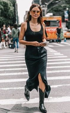 Outfit Ideas With Boots, Western Boots Outfit, Cowboy Boot Outfits, Cheap Womens Fashion, Fashion Cowboy Boots, Woman In Black, Trending Boots, Looks Street Style, Cow Boy