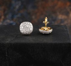 ➛ Hip Hop Flower Cluster 925 Sterling Silver Stud Earrings, Luxurious 18k Gold Round Moissanite Diamond Iced Out Brilliance Stud Earrings. ➛ R O U N D . D I A M O N D . E A R R I N G ✪ Jewelry Details ✪ ♦ MAIN STONE DETAILS ➛ Stone Type: Moissanite ➛ Stone Shape: Round Cut ➛ Stone Color: DEF ➛ Stone Clarity: VVS1/2 ➛ Main Stone Weight: 1.50 CT Approx. ( Round Cut ) ✦ METAL DETAILS ➛ Metal Type: White Gold, Rose Gold, Yellow Gold ➛ Metal Purity: 18KT,14KT, 10KT, Sterling Silver ➛ Metal Tone: Whit Iced Out, Hop Flower, Diamond Ice, Jewelry Details, Flower Cluster, Womens Earrings Studs, Yellow Gold Jewelry, Sterling Silver Stud Earrings, Round Moissanite