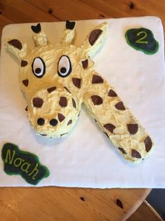 a cake made to look like a giraffe