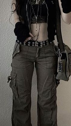 Cybergrunge Aesthetic Outfit, 2023 Alt Fashion, Cargo Outfits Aesthetic, Grunge Female Outfit, Y2k Dark Outfits, Cybergrunge Outfit, Dazecore Outfit, Emo Outfits Girl, Early 2000s Emo Fashion