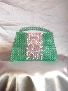 Dive into summer elegance with this crystal beaded bag, a unique jewel that fuses style and craftsmanship. This multi-colored beaded bag, personalized in pastel tones, is the perfect accessory to brighten up your outfits with a vibrant and refined touch. * MATERIALS USED  - Mint green beads 8 mm (1 pack of 1600 beads) - 8 mm white pearls (approximately 250 used) - Transparent beads 8 mm (approximately 250 used) - "Champagne gold" colored beads (around 250 used) - Pale purple beads (approximately Pearl Beaded Bags, Pearl Bead Bag, Elegant Beaded Pearl Shoulder Bag, Cheap Beaded Pearl Shoulder Bag, Elegant Pearl Beaded Bag, Mode Pastel, Grunge Accessories, Pastel Beads, Bridesmaid Bags