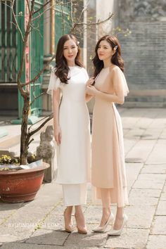 Cách phối đồ đi chơi bắt trend dễ dàng chỉ với 3 phút Vietnamese Wedding Dress, Stylish Kurtis Design, Winter Wedding Guest Dress, Dress Indian Style, Trendy Fashion Outfits