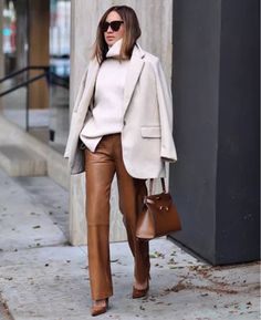 Brown Leather Pants Outfit, Brown Leather Pants, Chique Outfit, Leather Pants Outfit, Black Leather Pants, Fashion Trends Winter, Mode Casual, Brown Pants, Winter Trends