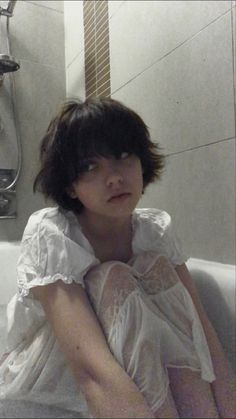 Fairy Grunge White Dress, Fairy Grunge Haircut, Short Haircuts For Frizzy Wavy Hair, Alt Short Haircut, Short Grunge Hair Pixie Cuts, Short Thick Hairstyles, Grunge Haircuts Short, Short Hair Alt, Alt Pixie Cut