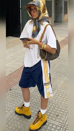 STREET STYLE 2024 SUMMER Streetwear Women Aesthetic, Celeb Street Style 2024, Vintage Cap Outfit, La Trip Outfit, Bangkok Street Style, Milan Outfits Summer, Brazil Street Style, Streeet Wear, Skater Street Style