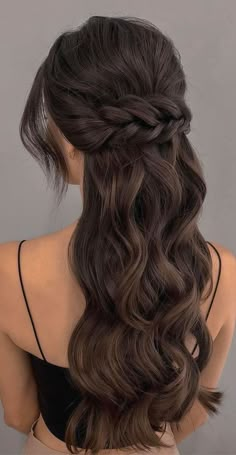 Prom Hairstyles Pictures, Prom Hairstyles Half Up Half Down Braid Brown Hair, Medium Length Hairstyles For Bridesmaids, Half Up Half Down Graduation Hair, Class Hairstyles, Prom Hairstyle, Simple Prom Hair, Quince Hairstyles