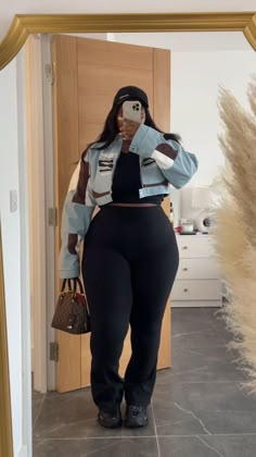 Plus Size Thick Body Outfits, Plus Oversized Shirt Outfit, Mid Sized Black Women, Cute Outfits Thick Curvy Fashion, Thick Body Outfits Winter, 90s Aesthetic Plus Size, Chubby Girl Outfits Black Women, Rainy Day Plus Size Outfits, Fall Fashion 2024 Plus Size Women